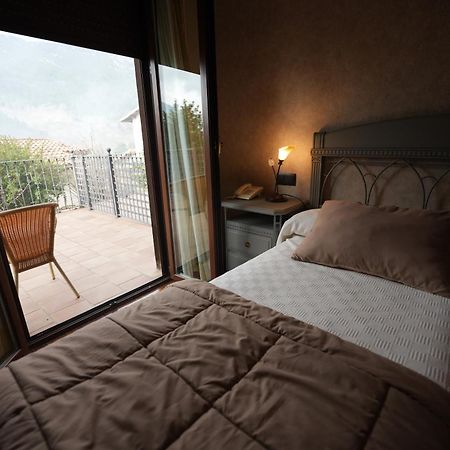 Hotel Rural Y Restaurante, Rinconcito De Gredos Cuevas Del Valle Kültér fotó