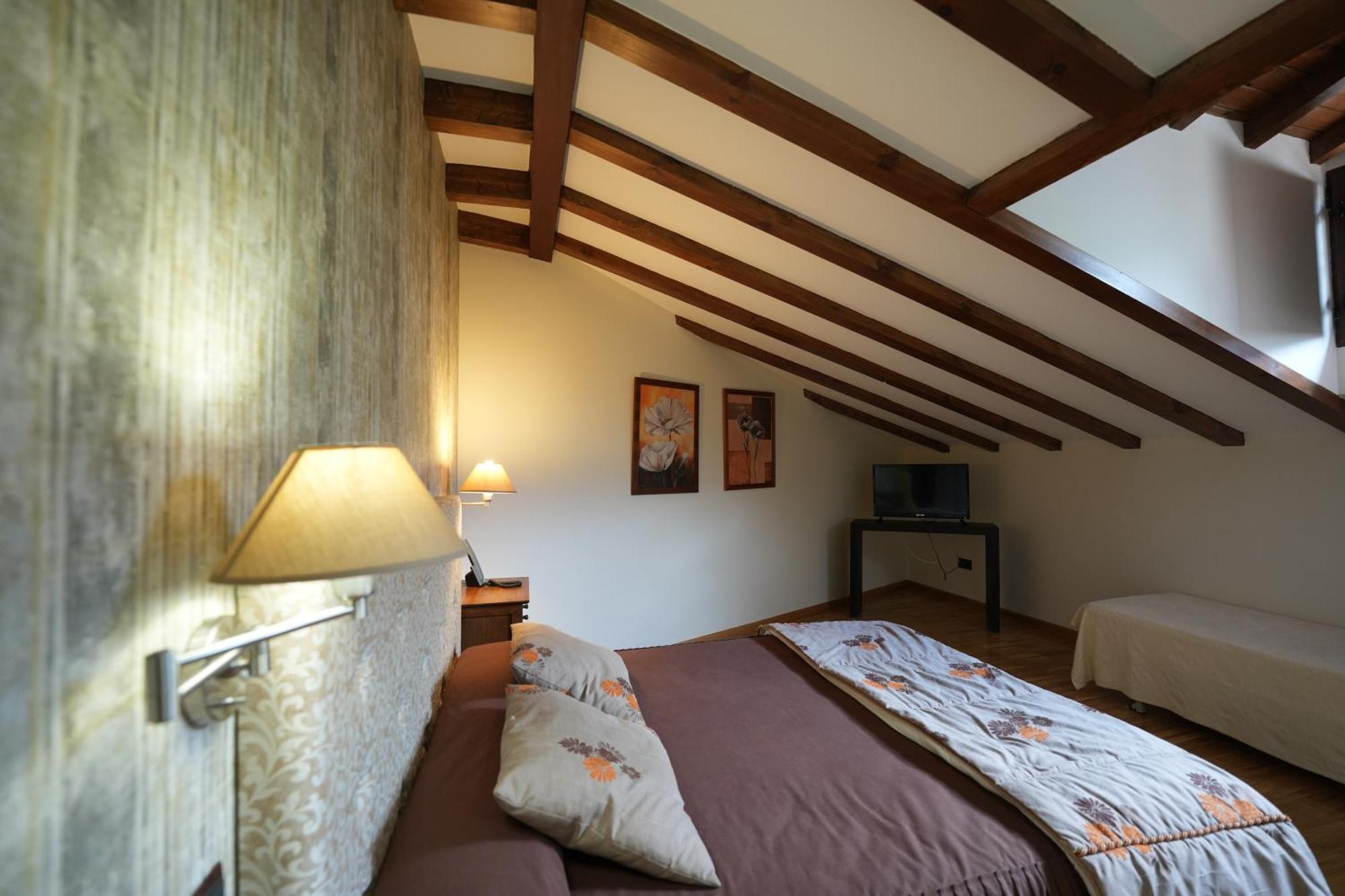 Hotel Rural Y Restaurante, Rinconcito De Gredos Cuevas Del Valle Kültér fotó